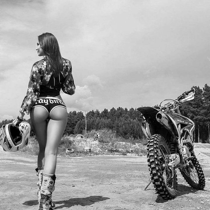 Beautiful girls and motorcycles in Duntai
