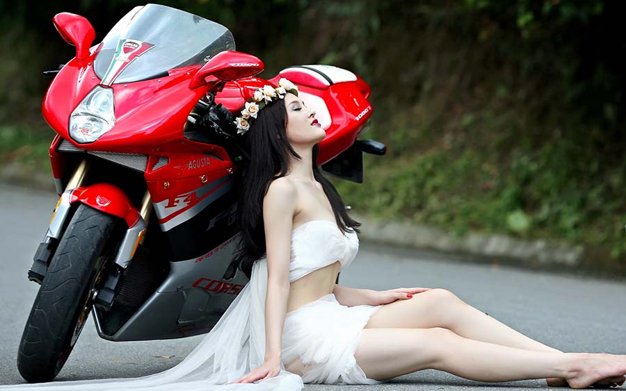 Beautiful girls and motorcycles in Duntai