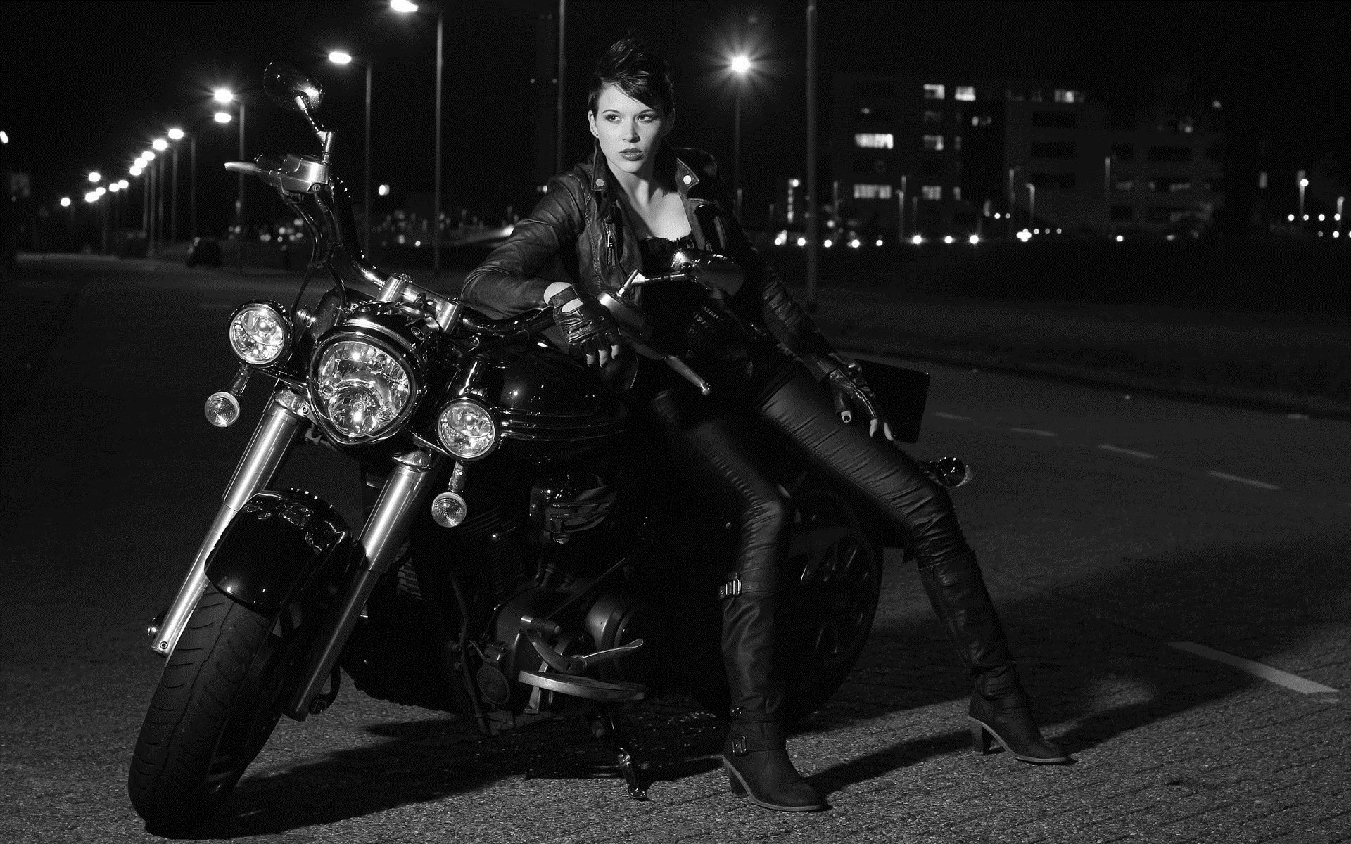 Photo Beautiful girls and motorcycles in Duntai