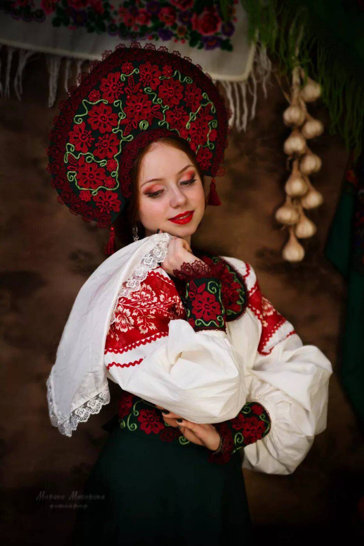 Women in Slavic costumes underwear in Duntai