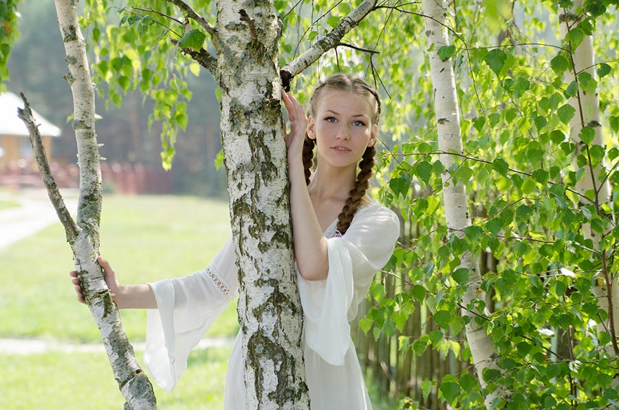 Women in Slavic costumes in Duntai
