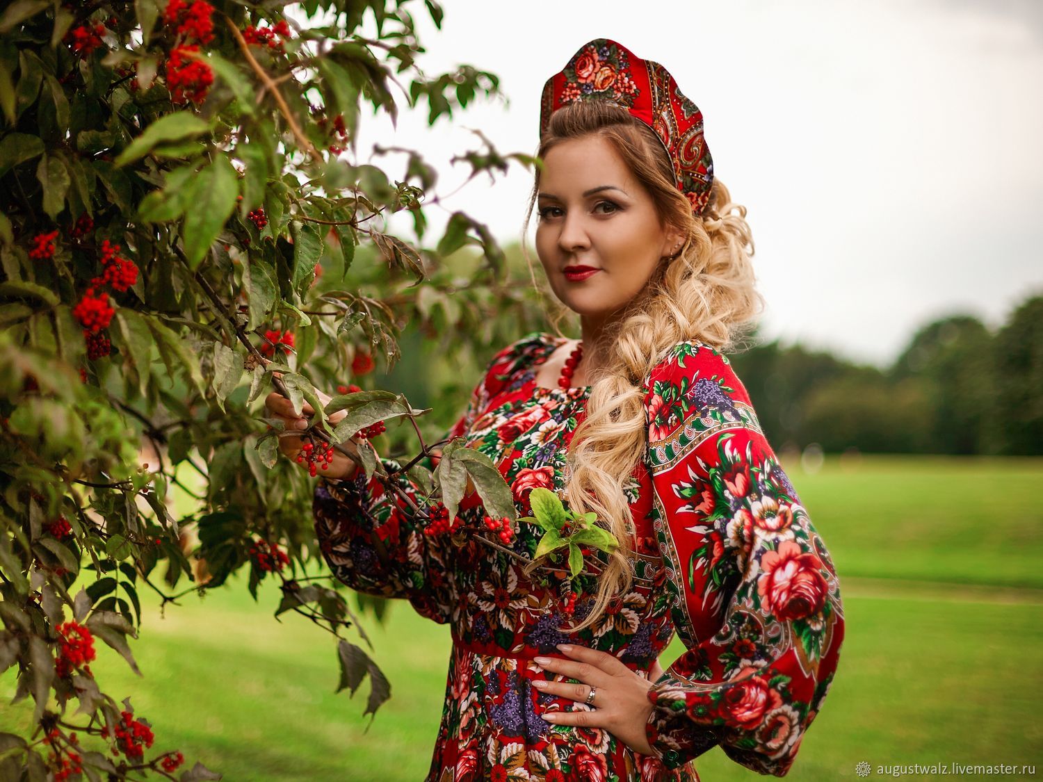 Women in Slavic costumes in Duntai