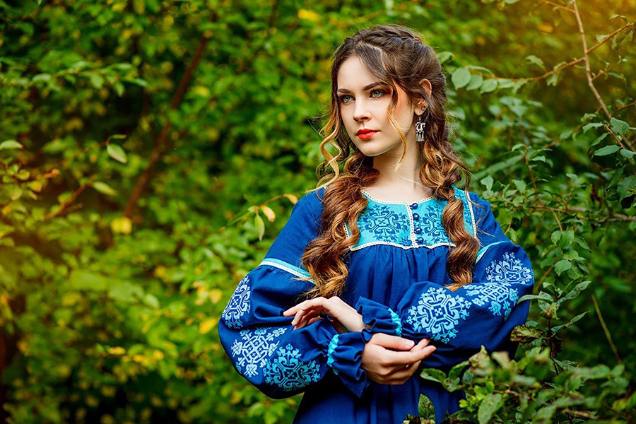 Sexy photo Women in Slavic costumes in Duntai