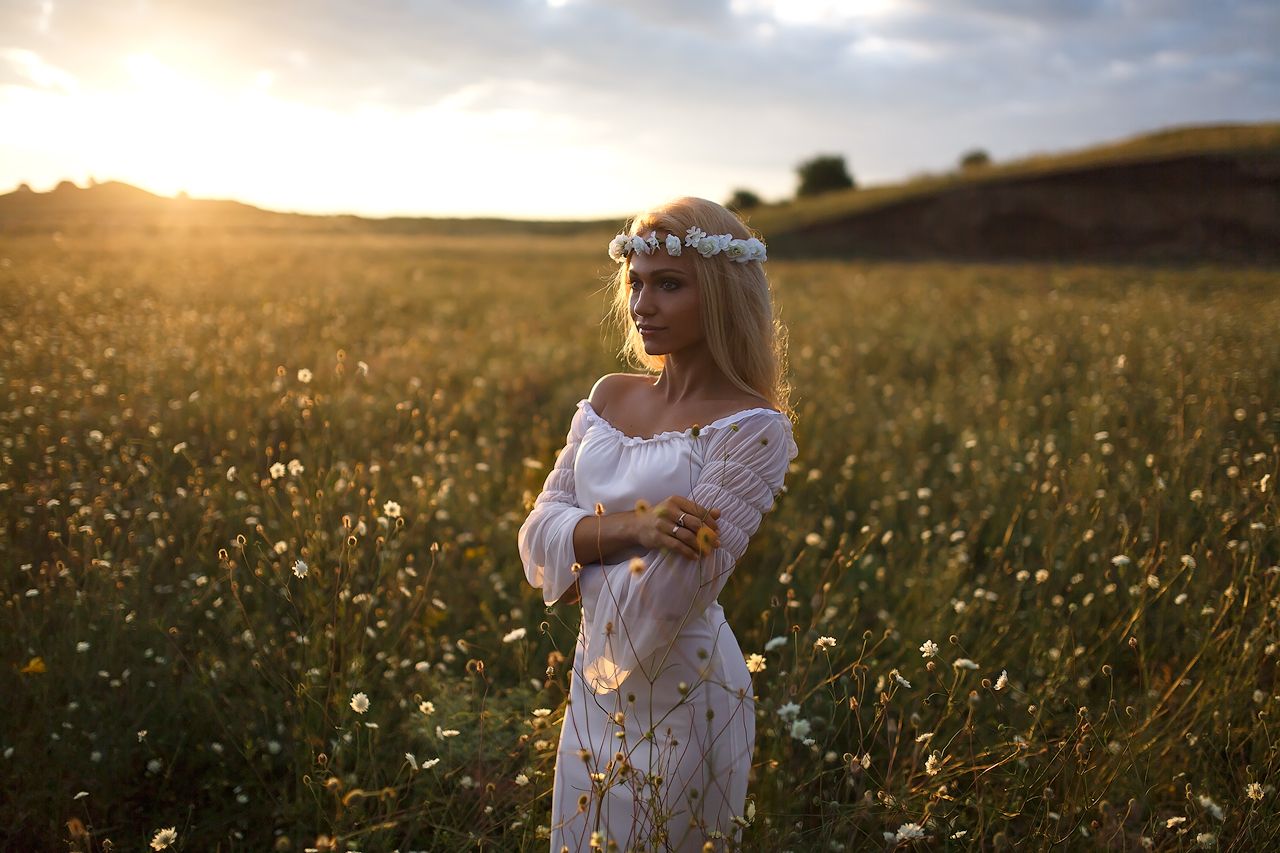Girls in Slavic costumes in Duntai