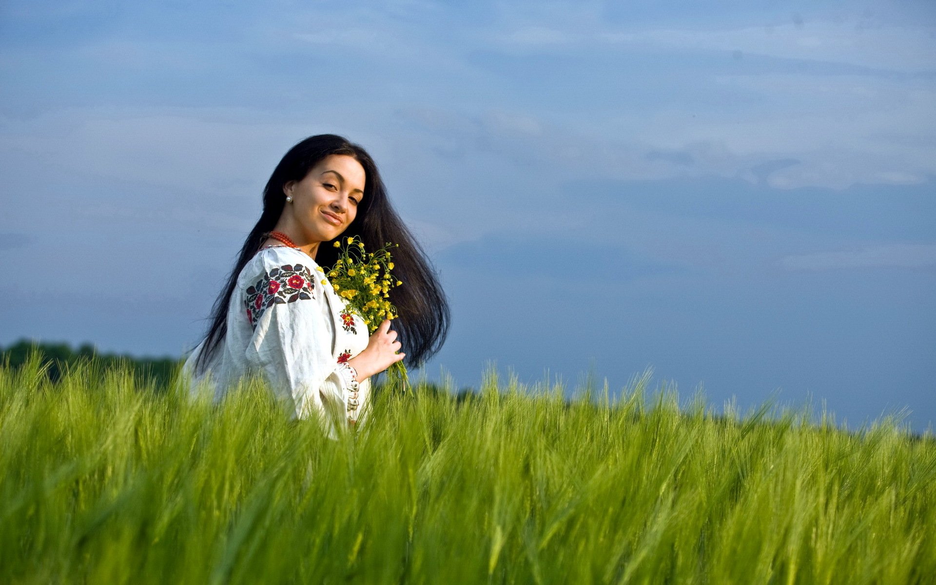 Girls in Slavic costumes in Duntai