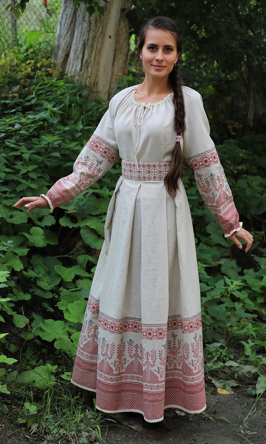 Girls in Slavic costumes in Duntai