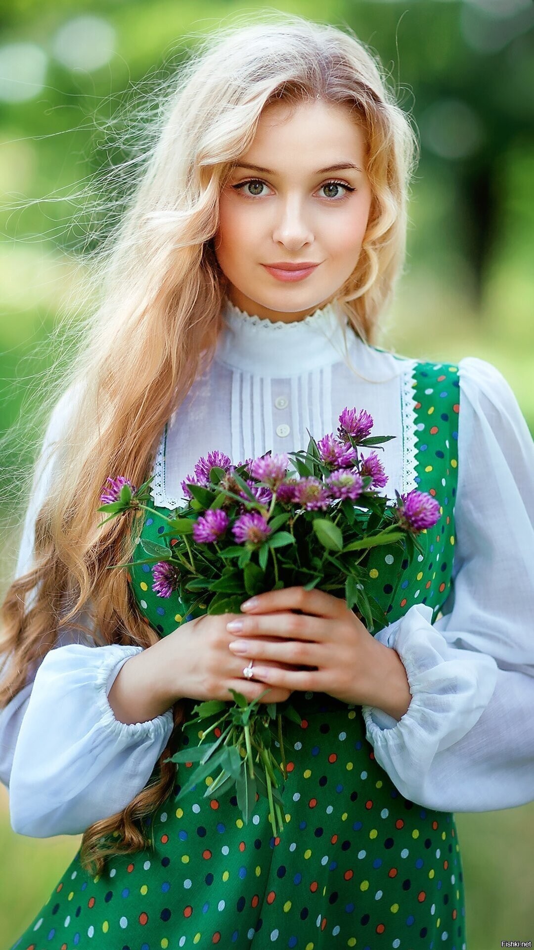 Girls in Slavic costumes in Duntai