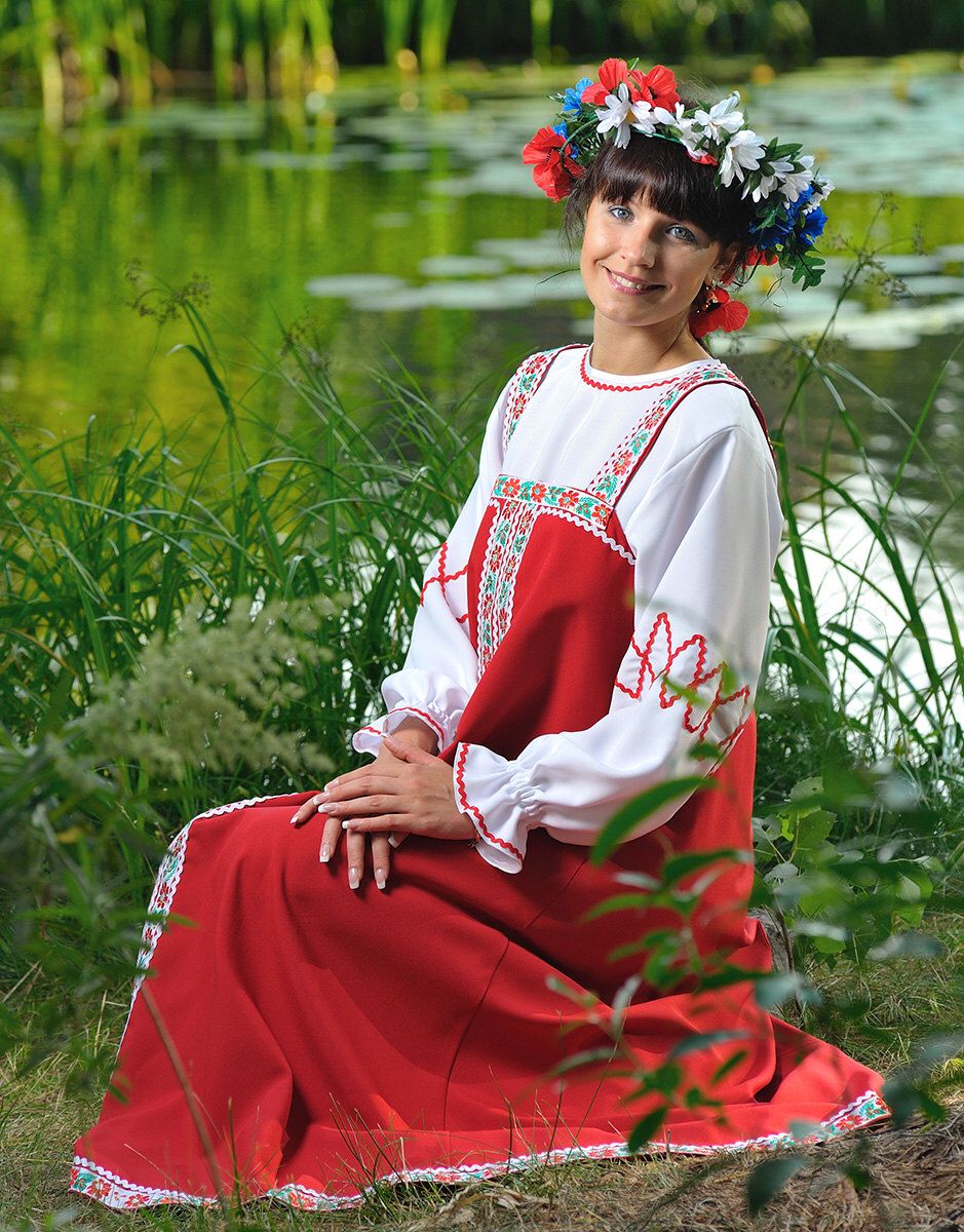 Beautiful girl Girls in Slavic costumes in Duntai
