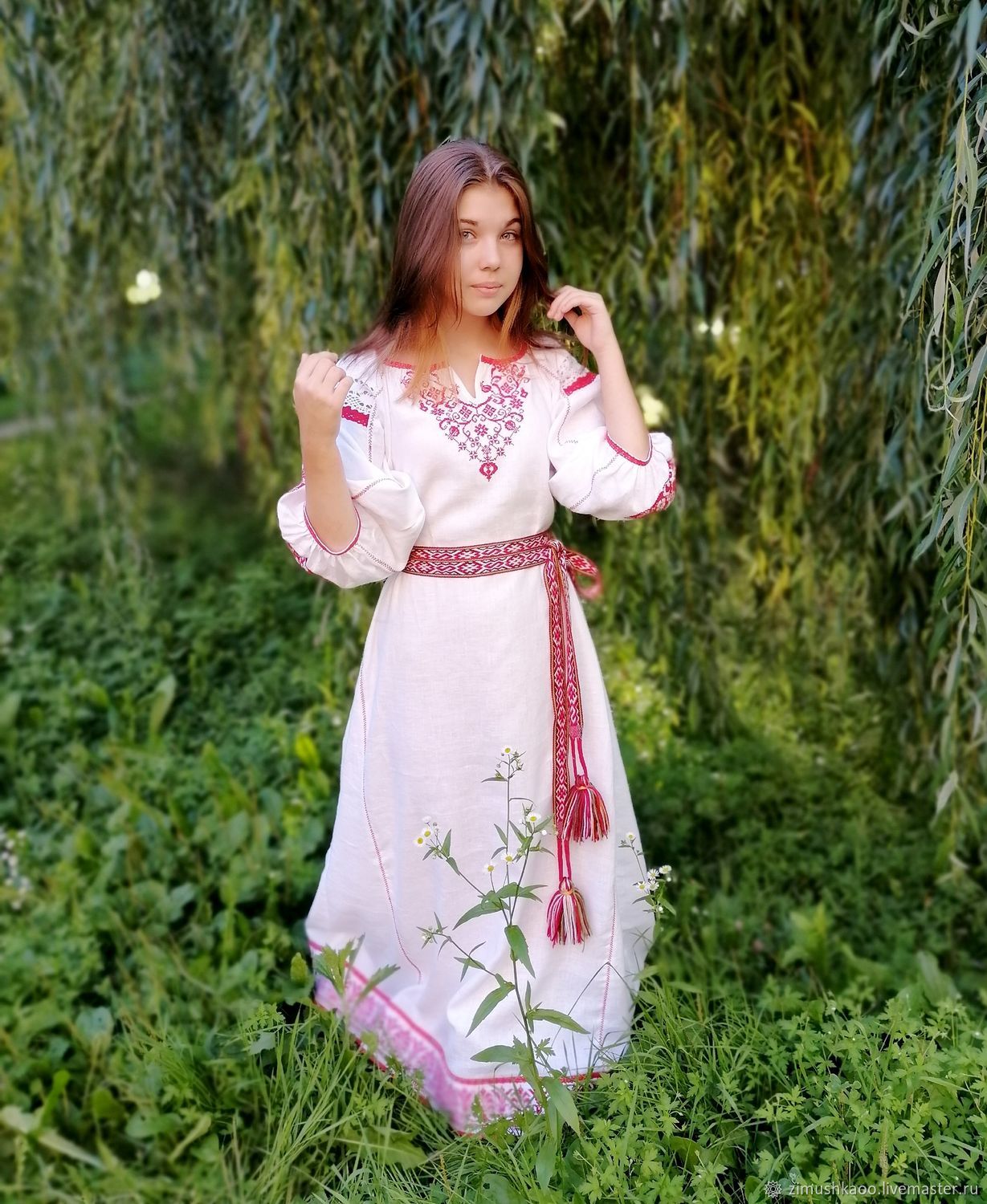 Girl Girls in Slavic costumes in Duntai